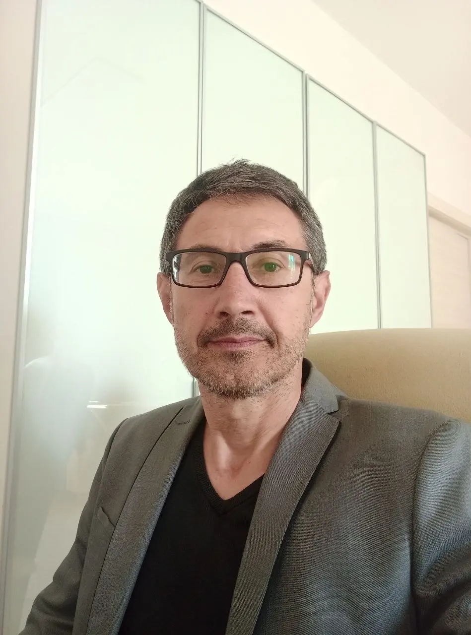 “ХОЧУ ПО НОВОМУ, НО КАК ДВИГАТЬСЯ НЕ ПОНИМАЮ…”
Это может быть рост бизнеса, отношения с командой, ощущение себя в бизнесе и тд.
Очень частый запрос в моей работе с предпринимателями | Сетка — социальная сеть от hh.ru