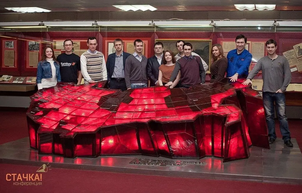 Посетил «Стачку», и эмоции до сих пор зашкаливают🔥
Пока листал архив, нашёл это легендарное фото - 2013 год, Ульяновск, конференция только начинала свой путь | Сетка — социальная сеть от hh.ru