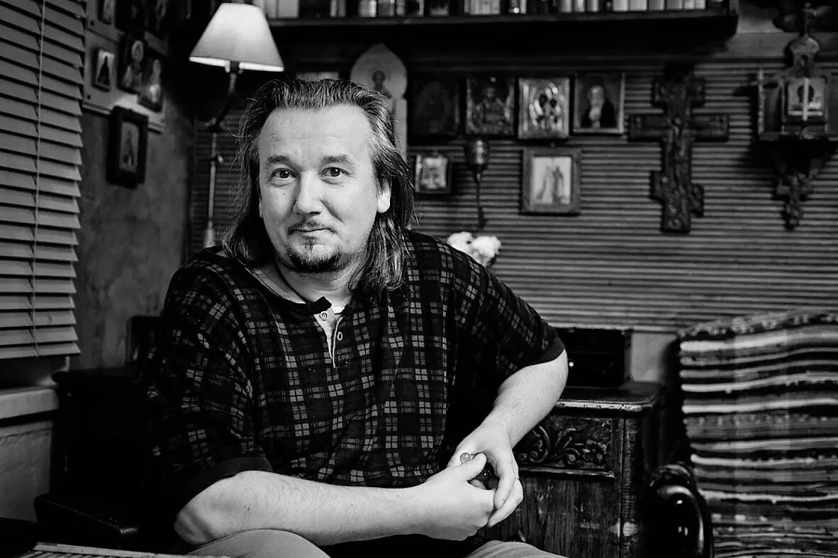 📜 Терентий Травник
Я подарю тебе букет стихов,
Ромашковых и васильковых,
Весёлых, грустных, бестолковых,
Без всяких правил и основ.. | Сетка — социальная сеть от hh.ru