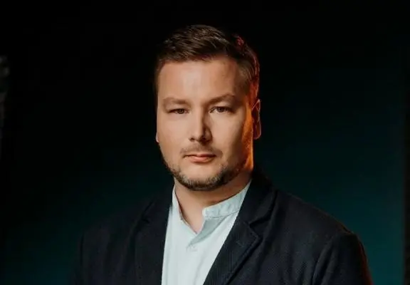 Андрей Петров стал руководителем пресс-службы X5. Он сменил на этом посту Артема Фальчева, который занял эту позицию в августе 2025 г. | Сетка — социальная сеть от hh.ru