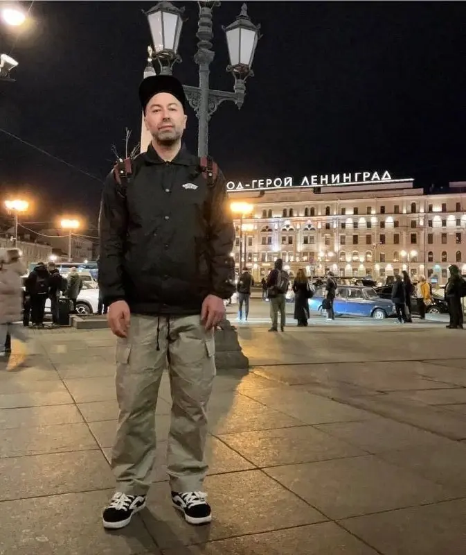В Петербурге камеры вычислили украинского журналиста Дмитрия Гордона*.
Им оказался музыкант Дима Галяминских. Мужчину задержали полицейские прямо у вокзала | Сетка — социальная сеть от hh.ru