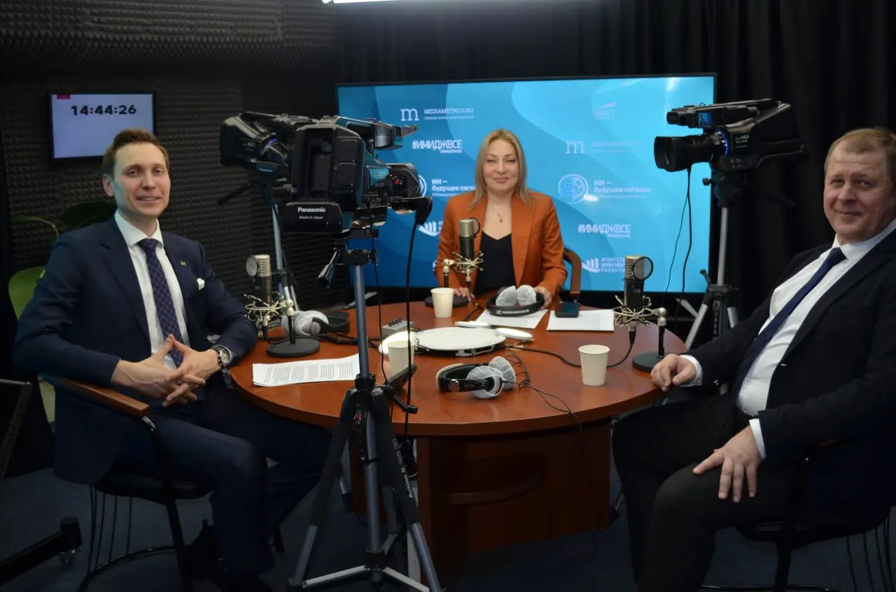 🎙 Второй эфир из цикла «ИИ — будущее сегодня»: о чём говорили
На радио «Медиаметрикс» продолжается серия прямых эфиров, посвящённых III Международному форуму «ИИ — будущее сегодня» | Сетка — социальная сеть от hh.ru