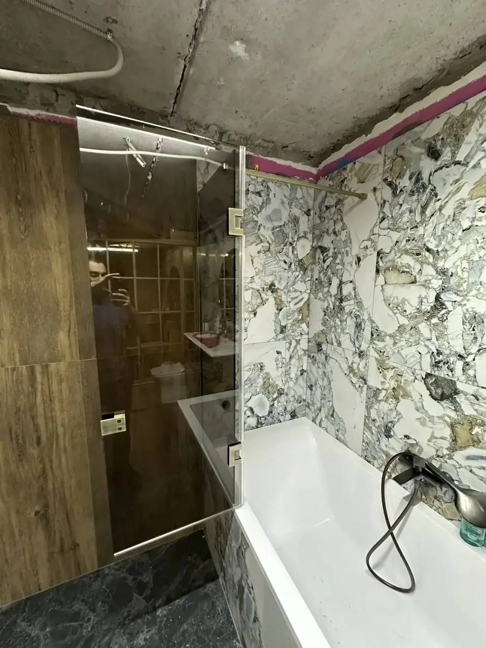 🚿 Планируете ремонт? Не забудьте про перегородку в душевой 🚿
⠀
Когда идёт ремонт, голова занята плиткой, сантехникой и розетками | Сетка — социальная сеть от hh.ru