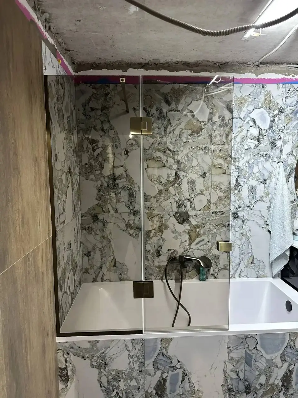🚿 Планируете ремонт? Не забудьте про перегородку в душевой 🚿
⠀
Когда идёт ремонт, голова занята плиткой, сантехникой и розетками | Сетка — социальная сеть от hh.ru