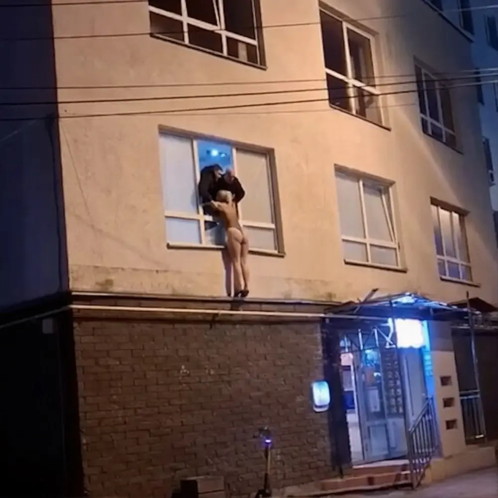 Путана в стрингах повисла на окне дома в Нижнем Новгороде, когда полицейские пришли с рейдом в бордель | Сетка — социальная сеть от hh.ru