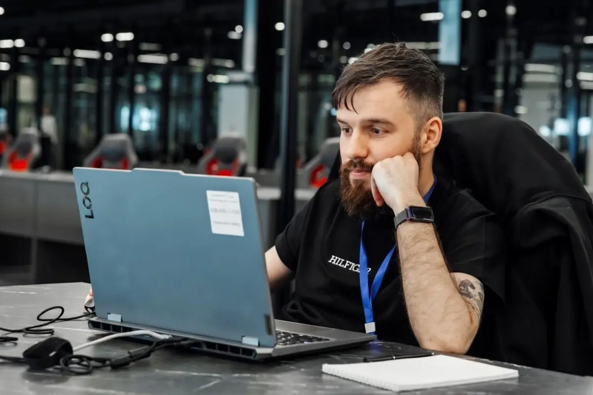 Вернулся с IT-форума в роли Системного/бизнес аналитика. Кроме прослушивания спикеров и игр, мощно зашел живой нетворкинг. Много общался со специалистами, которых тоже коснулись недавние сокращения | Сетка — социальная сеть от hh.ru