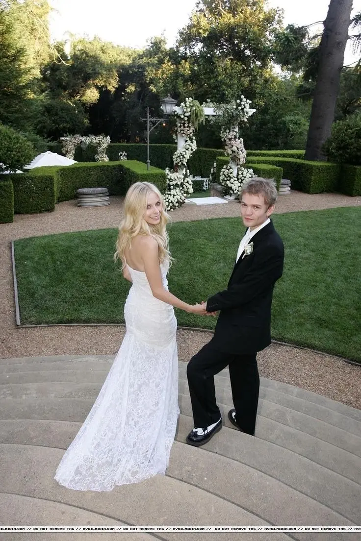 Свадьба Аврил Лавин и Дерика Уибли 2013 году
#AvrilLavigneWhibley #MrAndMrsWhibley #AvrilWedsDeryck #DeryckAndAvril
#Sk8erBoiGotTheGirl #ComplicatedWedding #MyHappyEndingStarted #GirlfriendYes #AvrilT... | Сетка — социальная сеть от hh.ru