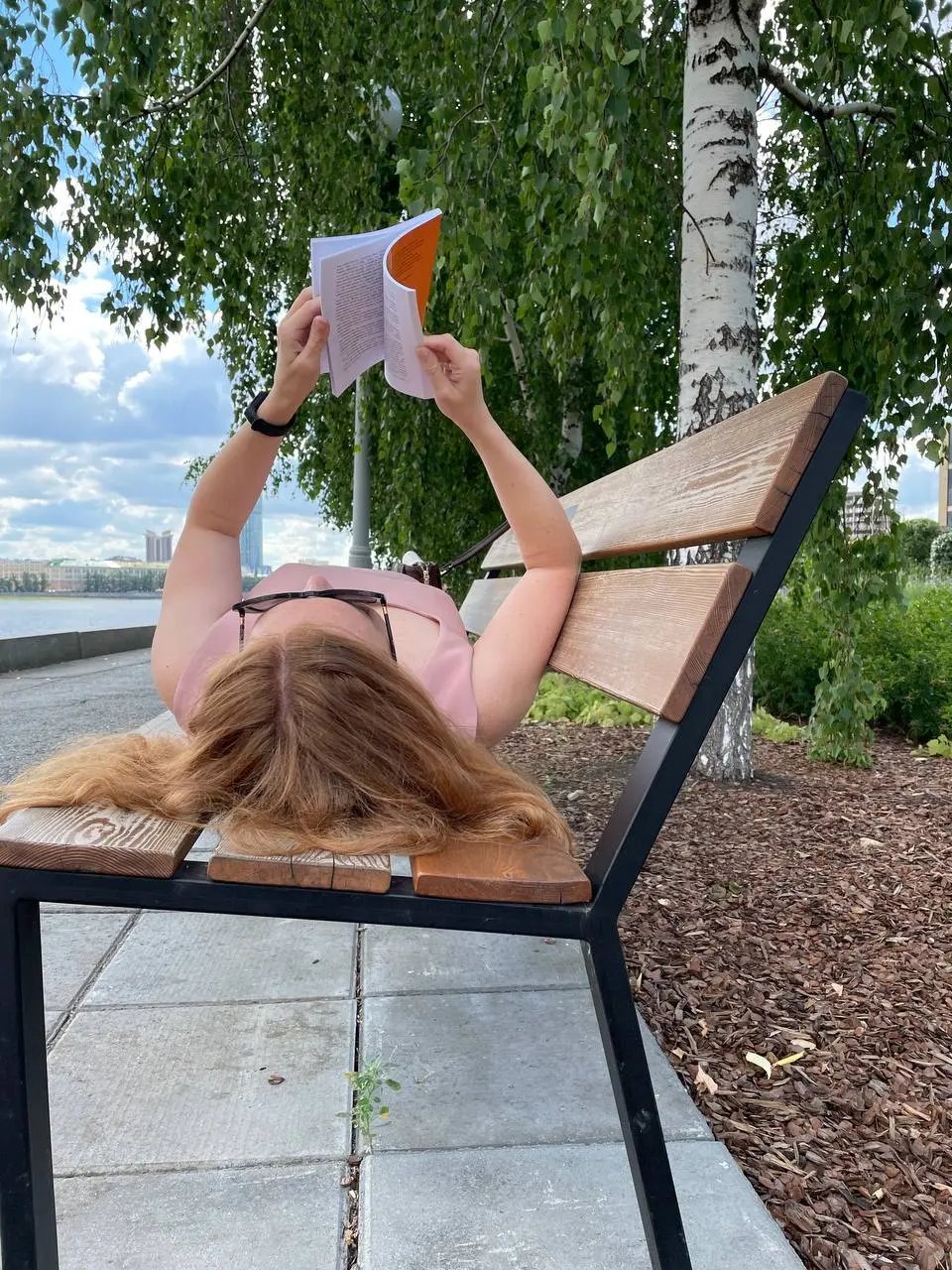 Короче, залипла на днях вечером в галерее. В телефоне есть функция «воспоминания», показывает старые фотки, я листаю, и вдруг смотрю на мои очки от D&G | Сетка — социальная сеть от hh.ru