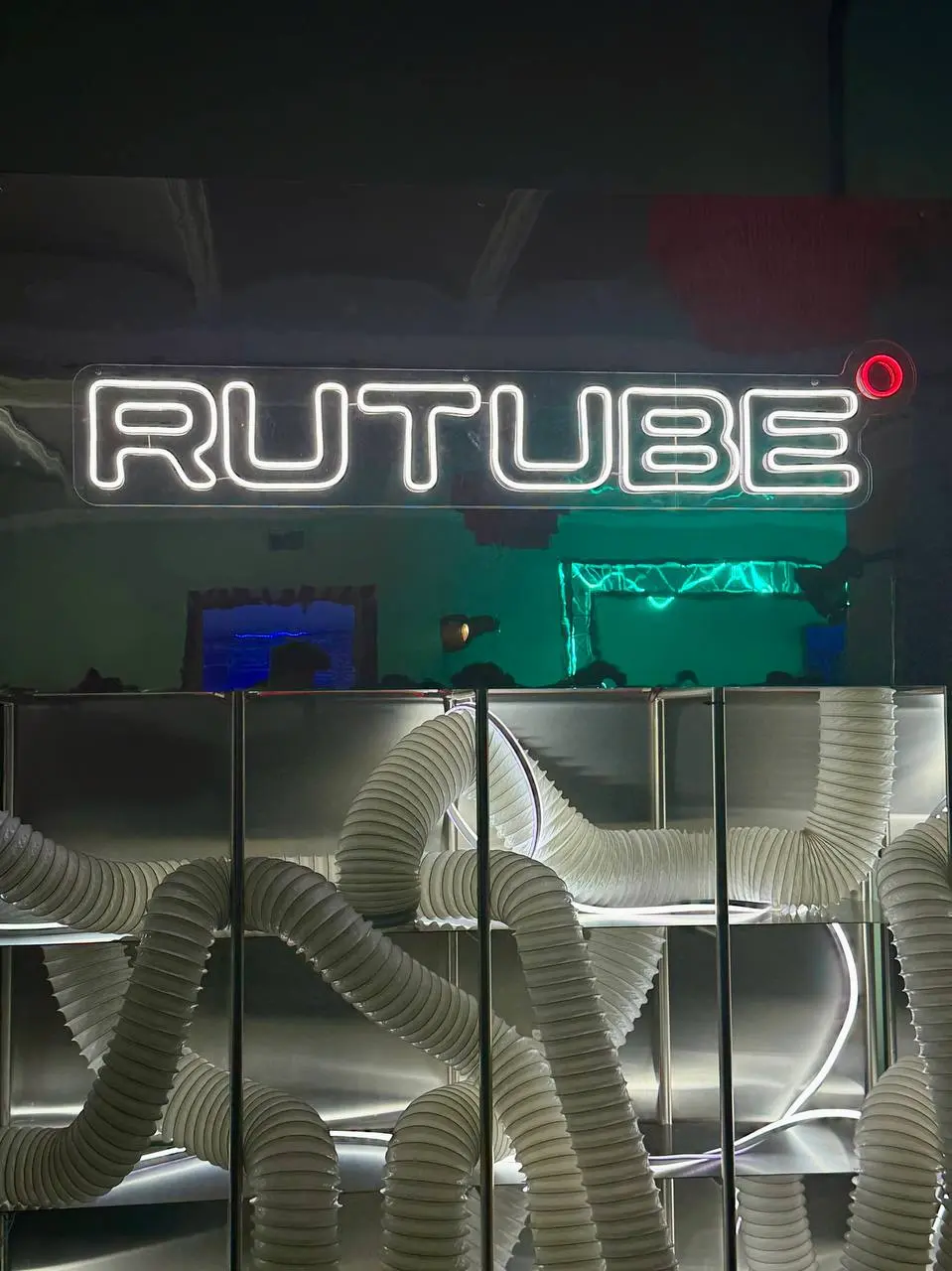 Знаете, где я в такой поздний час?
На вечериночке Rutube, который собрал блогеров и авторов ТГ-каналов. Здесь такое количество гостей, что я даже постояла на входе. Обещали нетворкинг + крутой лайн-ап | Сетка — социальная сеть от hh.ru