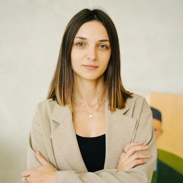 #СвоиЛюди
Свои люди: Анастасия Ханецкая
Познакомились на одной из конференций — фиг поймёшь, как именно и оп! уже пишу о ней пост в рубрике 😅. Потом видались на разных ивентах и мероприятиях | Сетка — социальная сеть от hh.ru