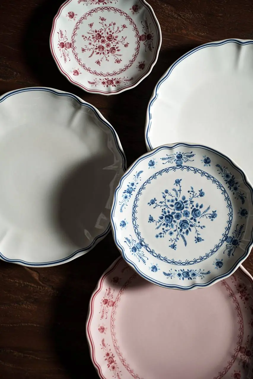 Коллекцию Vila дополнили новыми оттенками✨
Розовый — мягкий и спокойный.
Белый с синим кантом — более контрастный и графичный.
Подходят для моно-сервировки и для микса | Сетка — социальная сеть от hh.ru