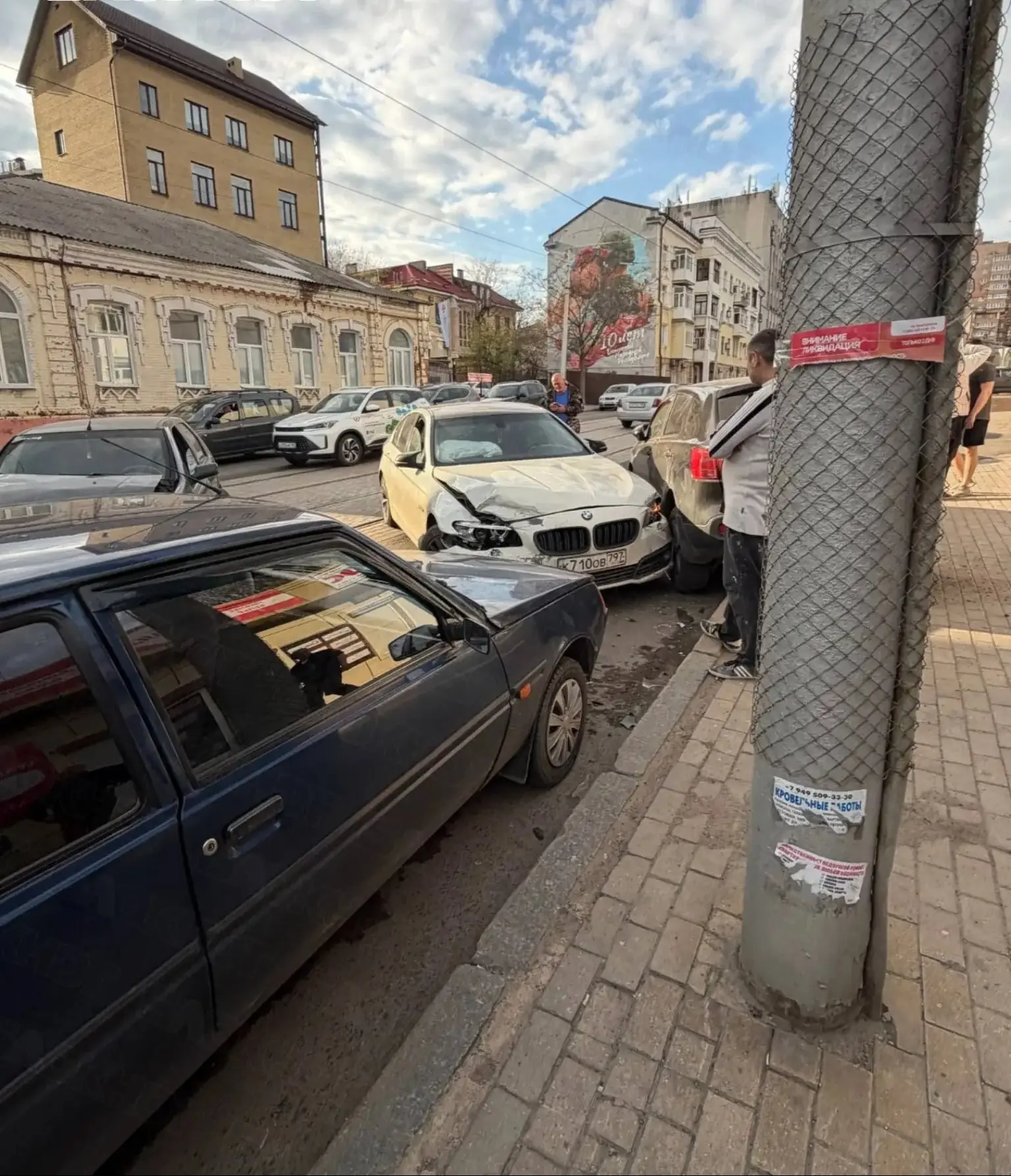Фиат и БМВ не поделили дорогу возле первой горбольницы на Постышева в Донецке
О пострадавших не сообщалось. | Сетка — социальная сеть от hh.ru