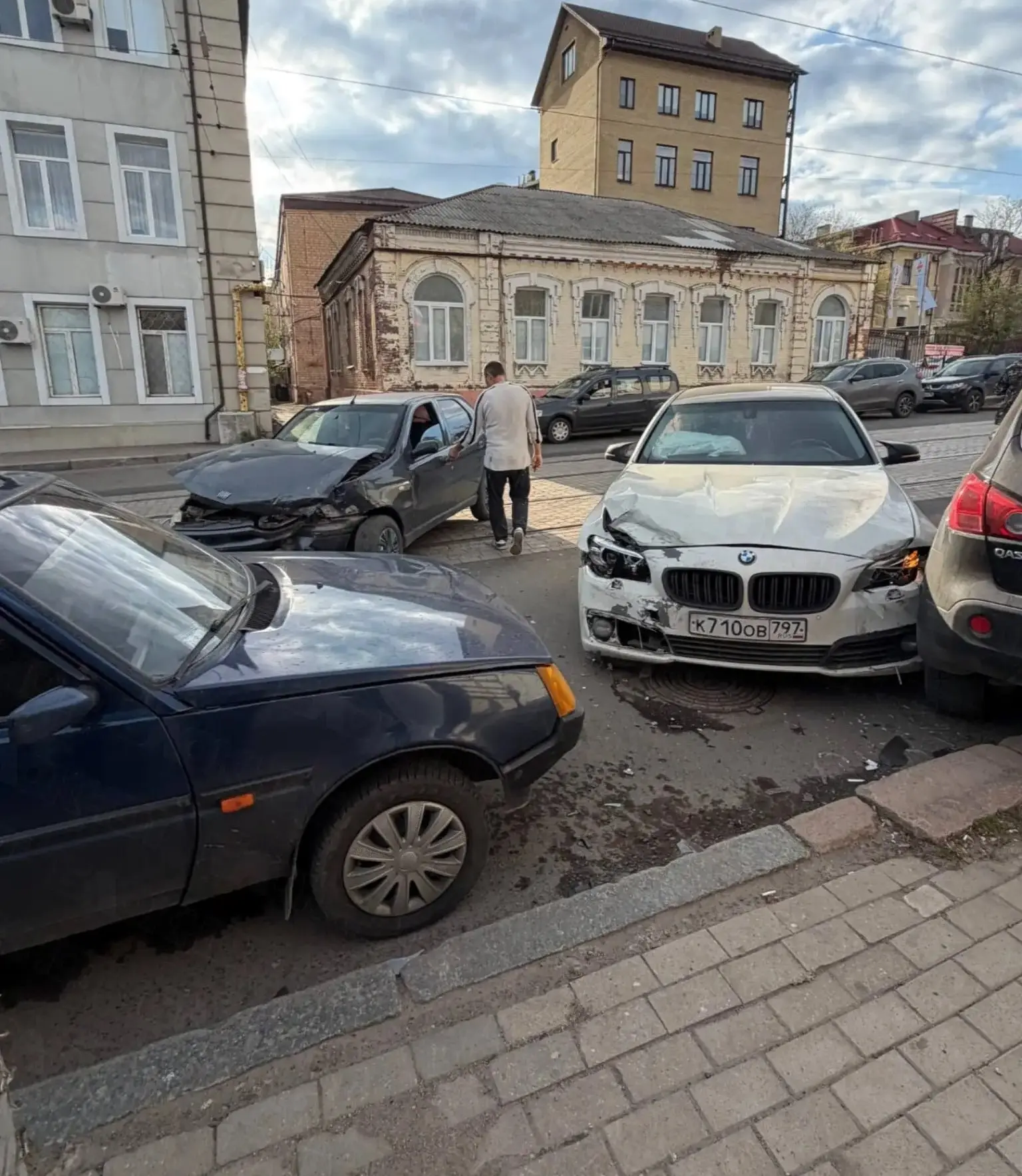 Фиат и БМВ не поделили дорогу возле первой горбольницы на Постышева в Донецке
О пострадавших не сообщалось. | Сетка — социальная сеть от hh.ru
