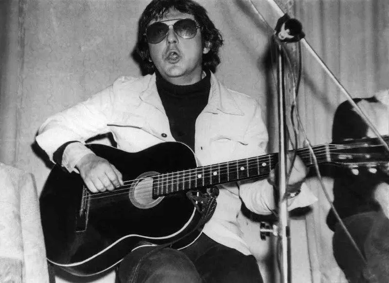 18 апреля 1955 года родился Михаил «Майк» Науменко — советский рок-музыкант, певец, гитарист и автор песен. Он стал основателем и бессменным лидером группы «Зоопарк» | Сетка — социальная сеть от hh.ru