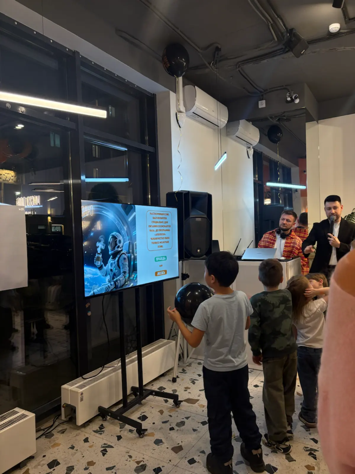Вчера кофейня DO.BRO отметила день рождения! 🎉
Я с радостью поучаствовала в подготовке праздника: помимо дизайна пригласительного баннера, создала весёлую викторину для гостей | Сетка — социальная сеть от hh.ru