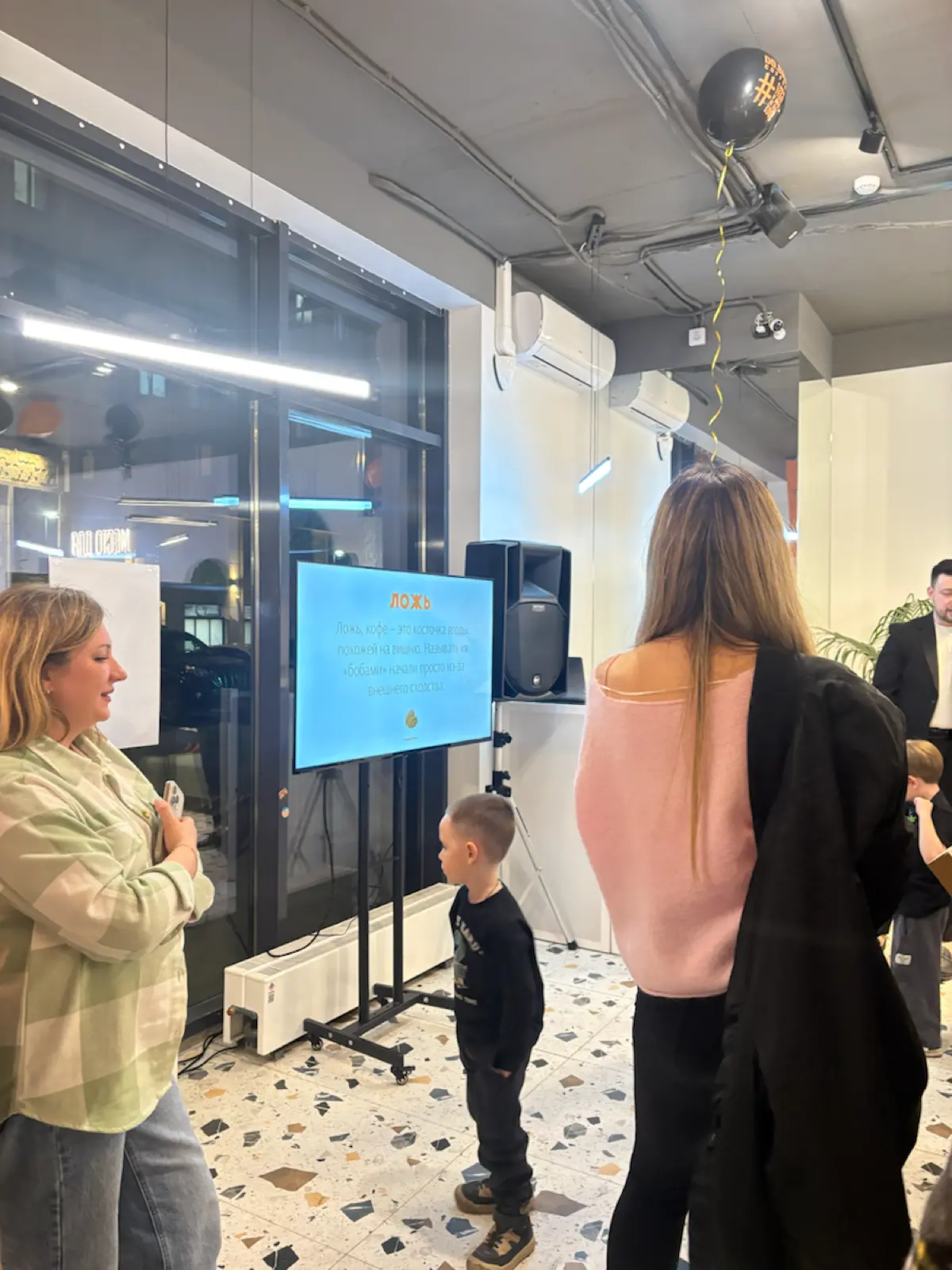 Вчера кофейня DO.BRO отметила день рождения! 🎉
Я с радостью поучаствовала в подготовке праздника: помимо дизайна пригласительного баннера, создала весёлую викторину для гостей | Сетка — социальная сеть от hh.ru