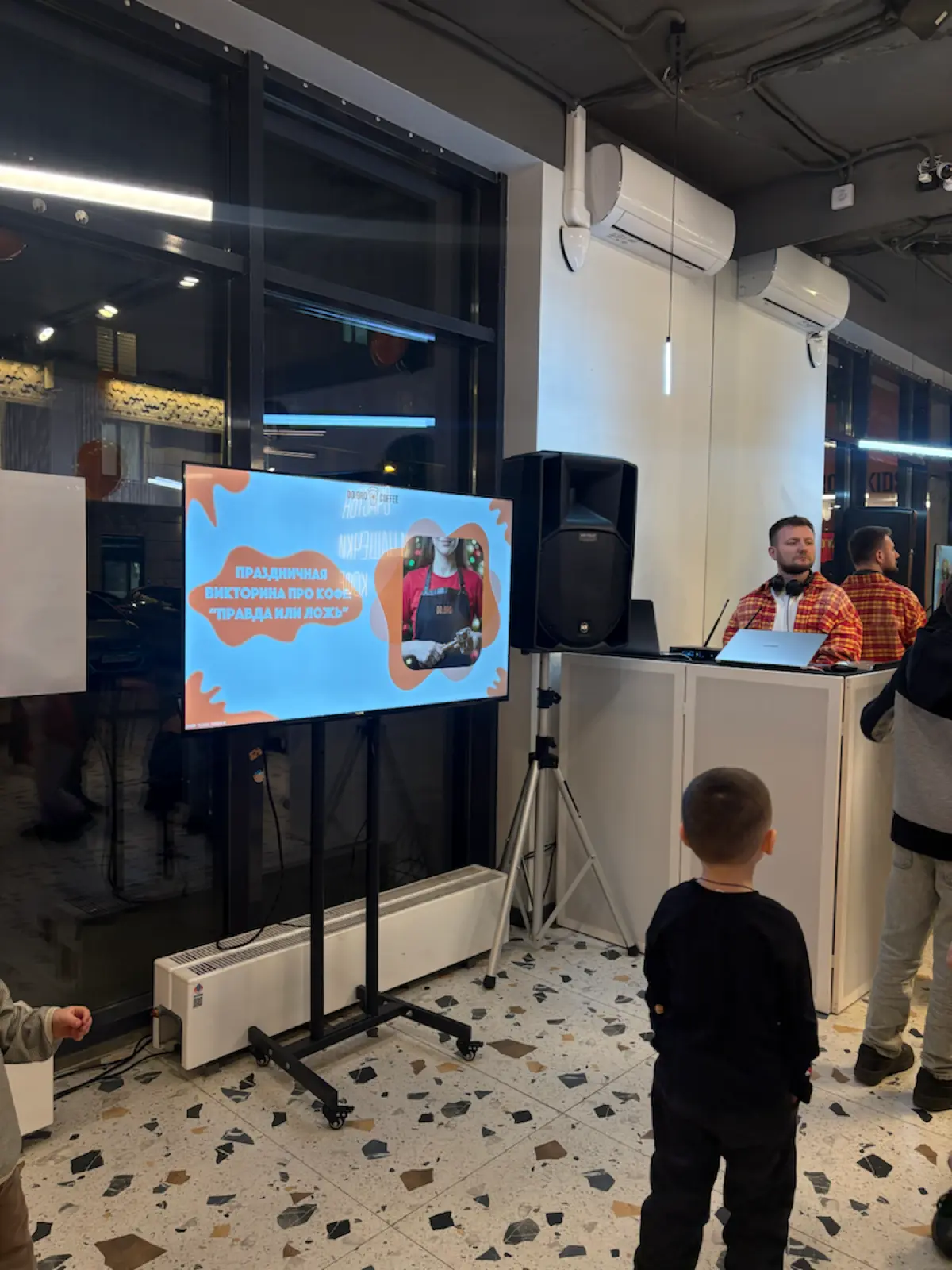 Вчера кофейня DO.BRO отметила день рождения! 🎉
Я с радостью поучаствовала в подготовке праздника: помимо дизайна пригласительного баннера, создала весёлую викторину для гостей | Сетка — социальная сеть от hh.ru