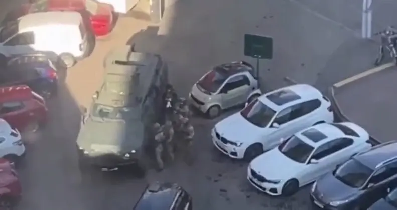 Стрелок в Киеве застрелил еще трех людей в Маркете .. спецназу отдали приказ штурмовать маркет в котором он забаррикадировался | Сетка — социальная сеть от hh.ru