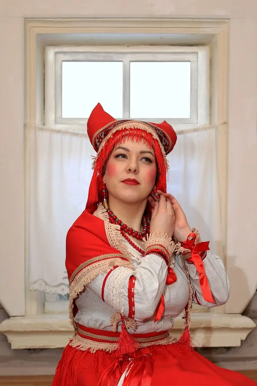 А вот и девица-красавица!
С некоторой хитринкой и пониманием своей привлекательности | Сетка — социальная сеть от hh.ru