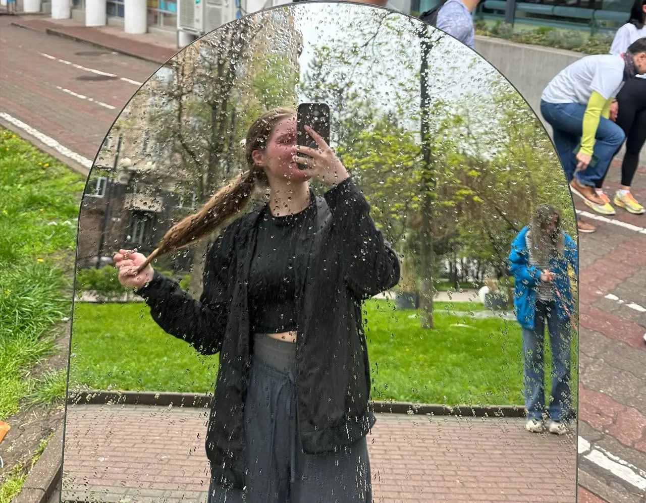 И в дождь!
И в зной!
Первое что подумалось после будильника: «пропущу сегодня»
Дома так свежо, дождик капает и под одеялом так хорошо | Сетка — социальная сеть от hh.ru