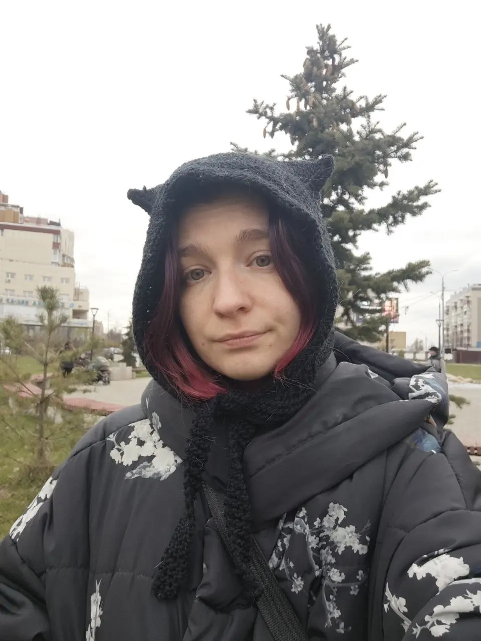 Я думала что я связала чепчик уже после зимы и он мне не понадобится до следующей
Но нет... Я ещё пожалела, что куртку не зимнюю надела... | Сетка — социальная сеть от hh.ru