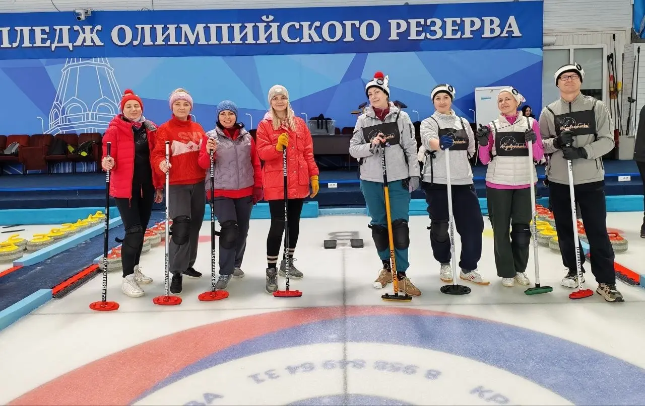 Графологи Сибири в керлинге.
Это драйф, перезагрузка и командная игра. | Сетка — социальная сеть от hh.ru
