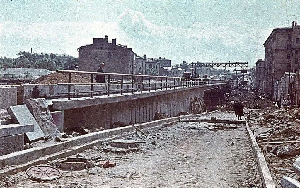 Назад в прошлое 👀
Москва, 1963 г.
Cтроительство эстакады на Садовом кольце: пыль, бетон и ощущение, что город прямо на глазах становится другим | Сетка — социальная сеть от hh.ru