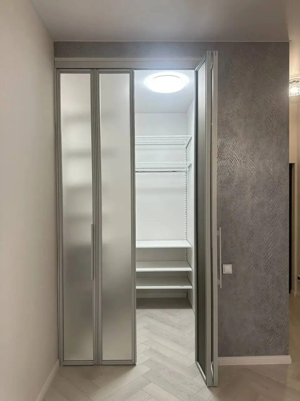 🏡 Когда пространство работает на вас: складные двери «гармошка»
⠀
Знакомо, когда комната вроде есть, а места всё равно не хватает? 🤍
⠀
Или хочется зонировать пространство, но без громоздких решений?
⠀... | Сетка — социальная сеть от hh.ru