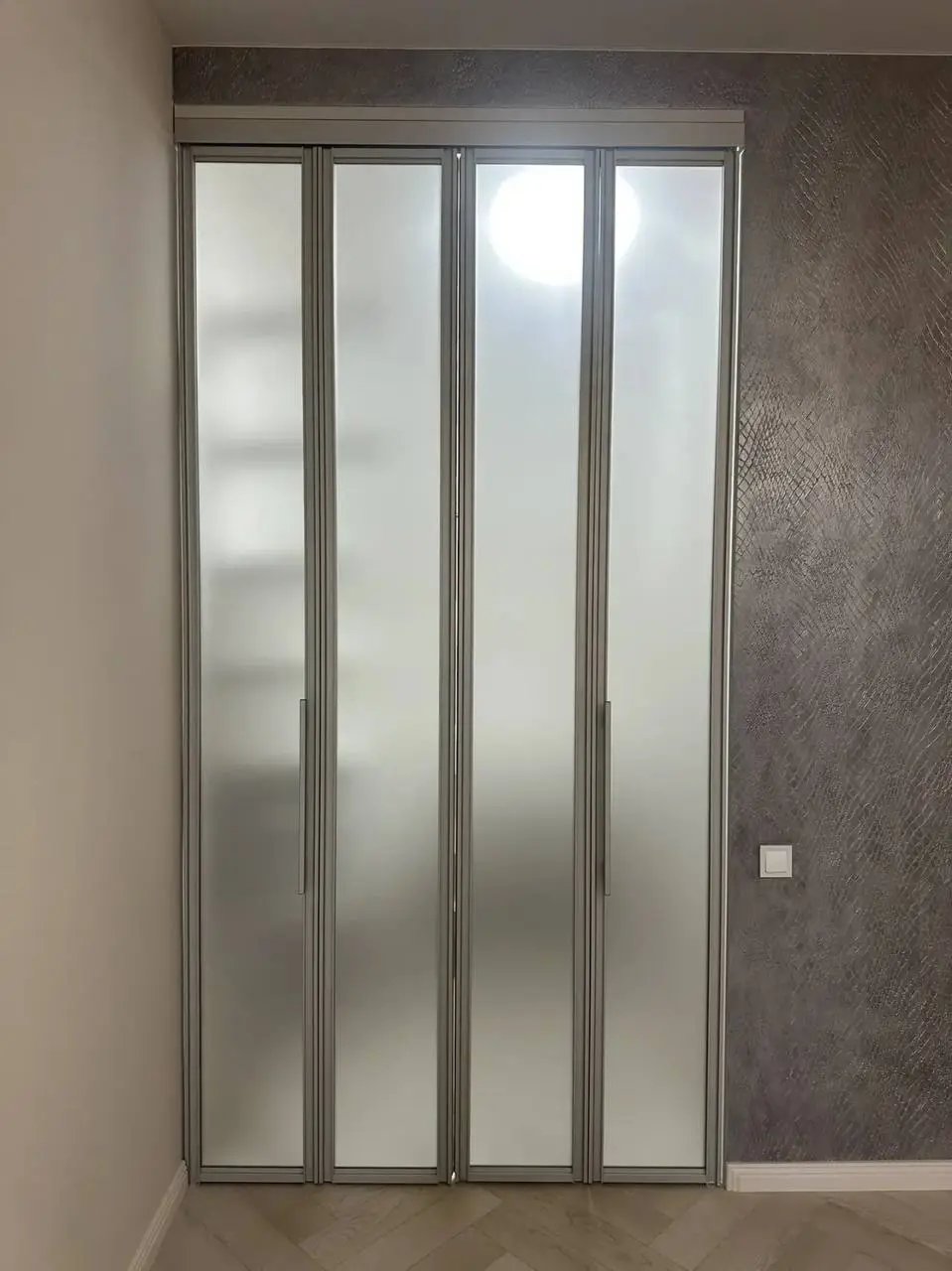 🏡 Когда пространство работает на вас: складные двери «гармошка»
⠀
Знакомо, когда комната вроде есть, а места всё равно не хватает? 🤍
⠀
Или хочется зонировать пространство, но без громоздких решений?
⠀... | Сетка — социальная сеть от hh.ru