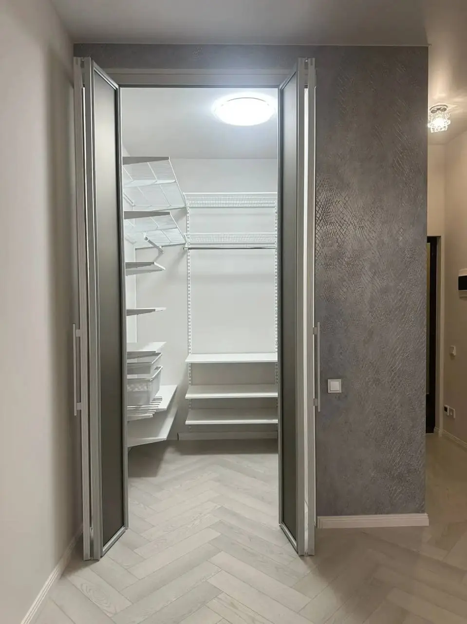 🏡 Когда пространство работает на вас: складные двери «гармошка»
⠀
Знакомо, когда комната вроде есть, а места всё равно не хватает? 🤍
⠀
Или хочется зонировать пространство, но без громоздких решений?
⠀... | Сетка — социальная сеть от hh.ru