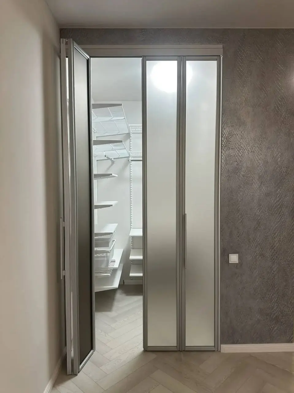 🏡 Когда пространство работает на вас: складные двери «гармошка»
⠀
Знакомо, когда комната вроде есть, а места всё равно не хватает? 🤍
⠀
Или хочется зонировать пространство, но без громоздких решений?
⠀... | Сетка — социальная сеть от hh.ru