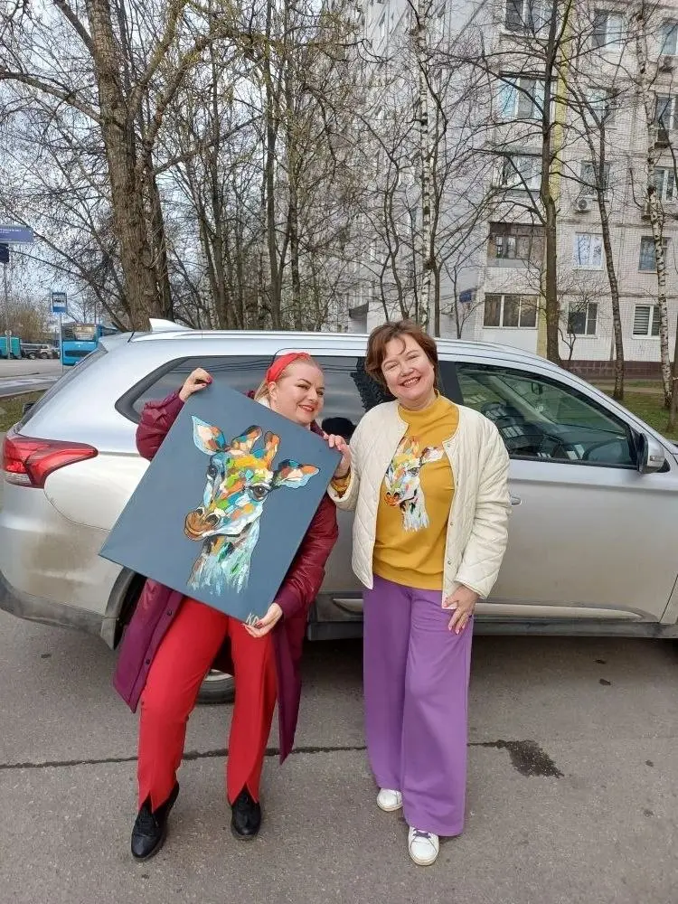 Вот так и случилась передача картины.
А ещё у меня есть мерч с моей серией: анимал.
На фото видна толстовка с тем самым волшебным жирафом. | Сетка — социальная сеть от hh.ru