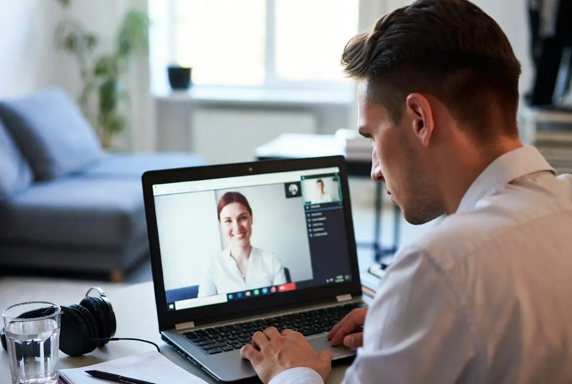 Раньше без «личной встречи» было никуда, сегодня видеозвонок стал нормой, а тестовое задание часто важнее резюме.
Как вам удобнее проходить собеседования — делитесь мнением в опросе | Сетка — социальная сеть от hh.ru