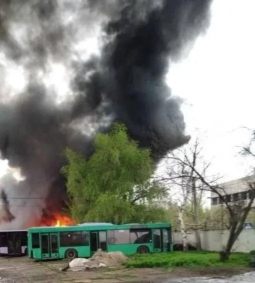 Ещё последствия вчерашней атаки БПЛА на Азотном, в результате которой уничтожено 7 автобусов, а также 2 повреждено | Сетка — социальная сеть от hh.ru