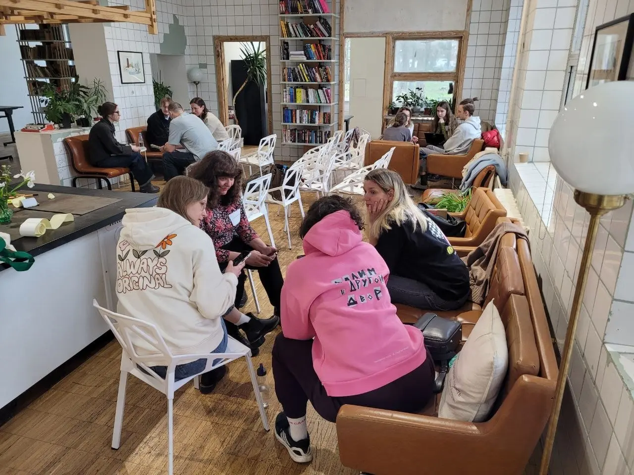 🫂 О человеческом и техническом в сообществе
Хочется внедрить AI повсюду: и в онбординг, и в митапы, и в исследования | Сетка — социальная сеть от hh.ru