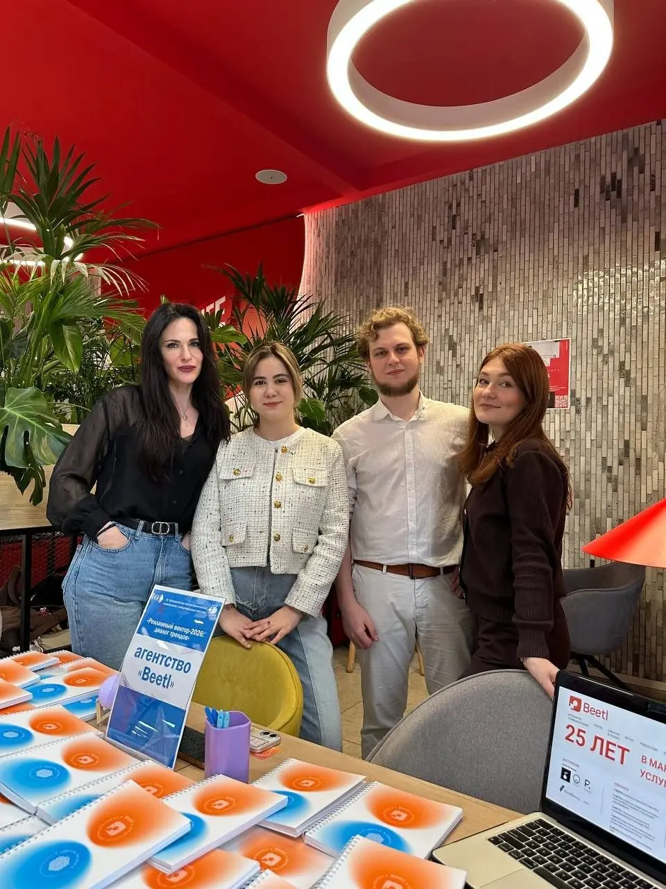🟧 Снова со студентами
Сегодня наши HR и PR департаменты отправились в РУДН на «HR-гостиную», чтобы рассказать про работу в Beetl | Сетка — социальная сеть от hh.ru