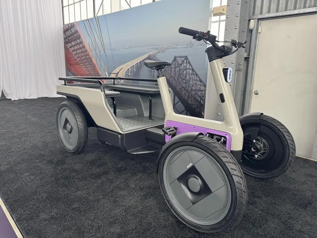 По мегаполисам мира активно ездят приземистые роботы-доставщики, похожие на старые советские пылесосы. Они — уже почти сложившийся стандарт беспилотного курьера.
И это очень странный стандарт | Сетка — социальная сеть от hh.ru