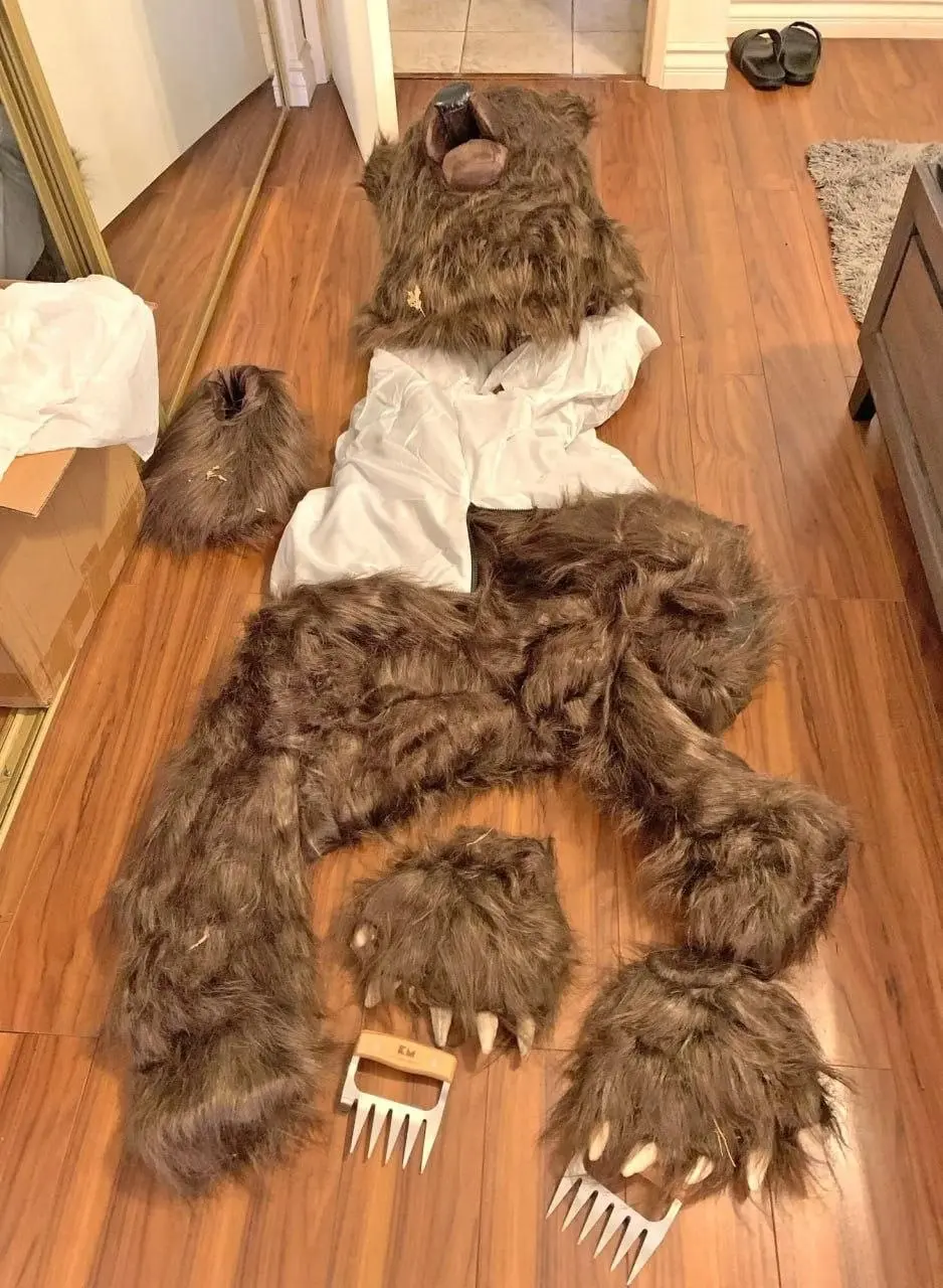 Тоже бизнес 😂🐻
Два выходца из Армении и женщина из Калифорнии инсценировали нападения «медведей» на люксовые автомобили: переодевались в костюмы, проникали в машины и наносили повреждения, чтобы владе... | Сетка — социальная сеть от hh.ru