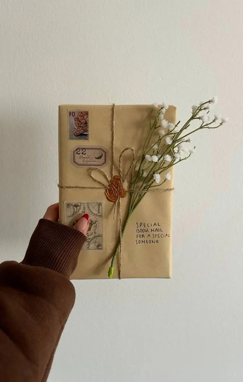 🌹 Книги, розы и один очень храбрый рыцарь
Если ваши алгоритмыпохожи на мои (англоговорящий книжный мир), вы возможно видели рилсы с подписями аля
«a rose & a book - get ready to surprise your bookworm... | Сетка — социальная сеть от hh.ru