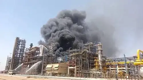 Новый НПЗ Раджастан Индостанской нефтяной корпорации ушёл в аварийный простой за сутки до его торжественного открытия Нарендра Моди
Авария произошла на ключевой установке первичной переработки нефти | Сетка — социальная сеть от hh.ru