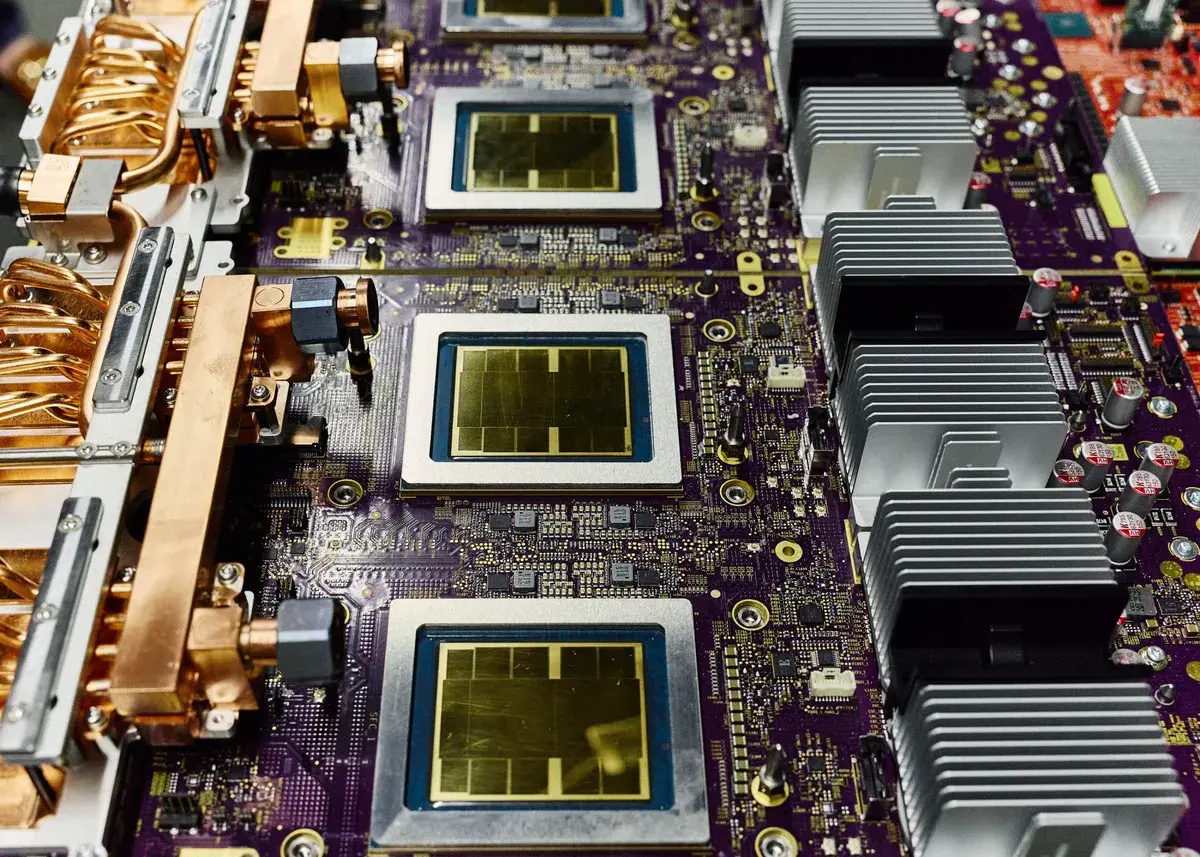 Новые чипы Google предназначены для конкуренции с NVIDIA в области искусственного интеллекта:
Google разрабатывает новые чипы, направленные на повышение скорости и эффективности своих возможностей в о... | Сетка — социальная сеть от hh.ru
