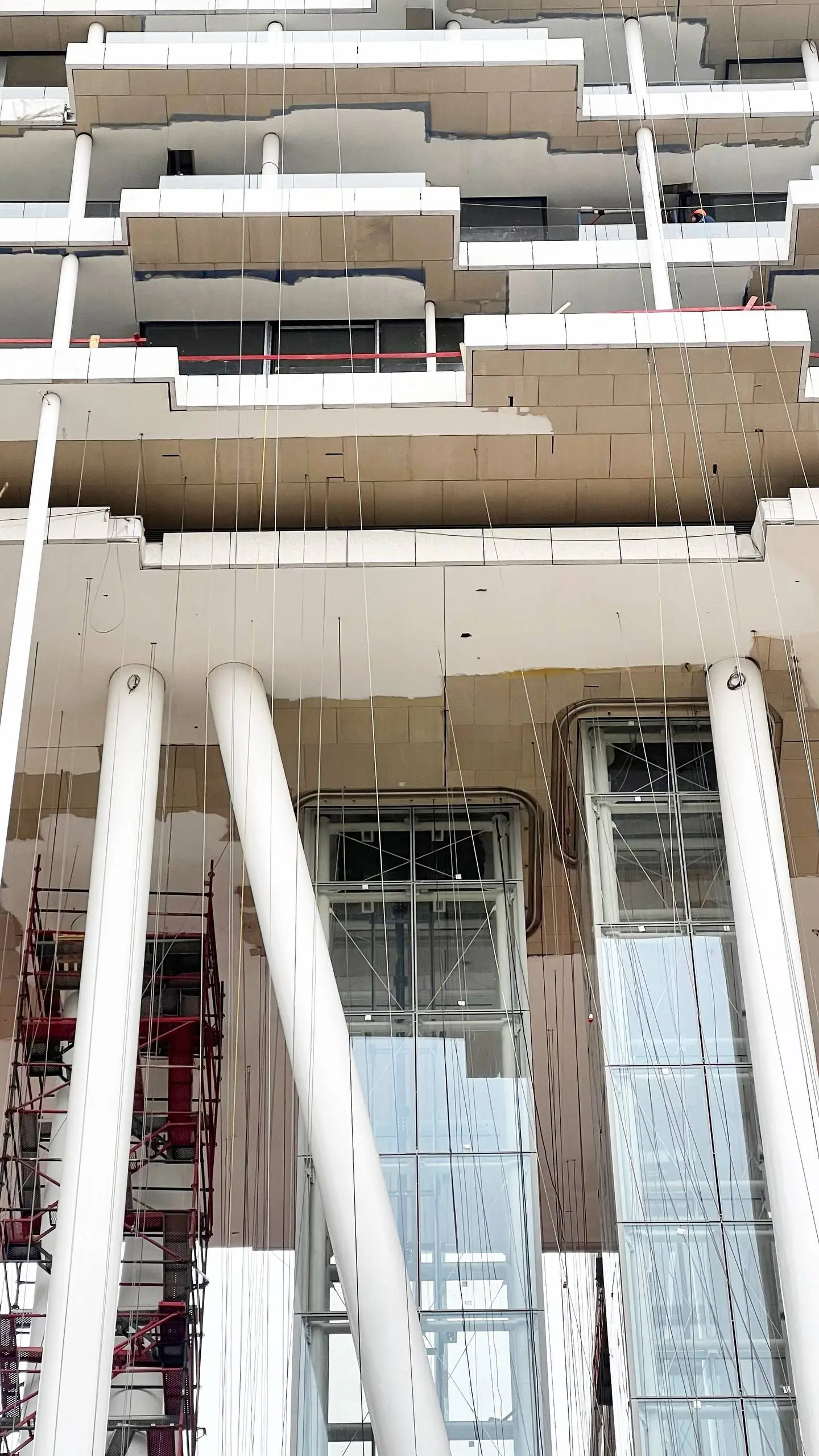 ⚪️ Строительство ЖК Бадаевский в Москве ⬜️
20 лет назад, в первый раз приехав в Москву из родного Новгорода 🛡 я запомнил, какими неустойчивыми кажутся 16-этажные панельки в районе Ясенево в сравнении ... | Сетка — социальная сеть от hh.ru