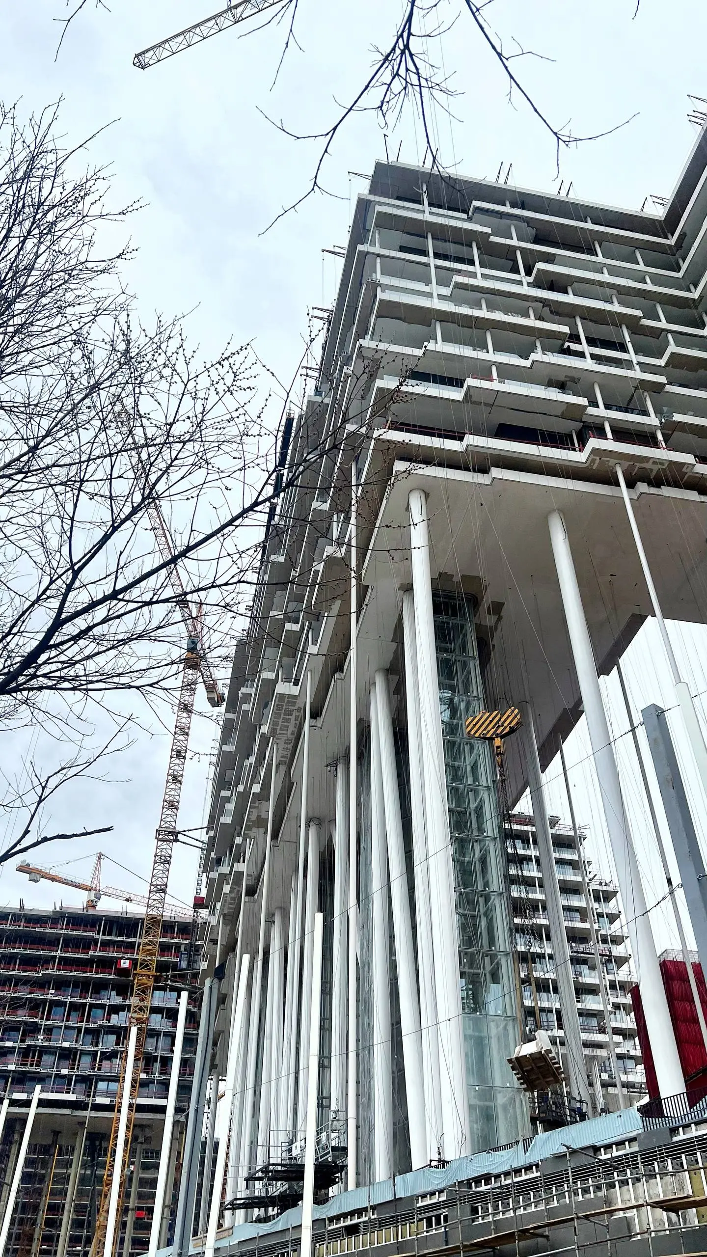 ⚪️ Строительство ЖК Бадаевский в Москве ⬜️
20 лет назад, в первый раз приехав в Москву из родного Новгорода 🛡 я запомнил, какими неустойчивыми кажутся 16-этажные панельки в районе Ясенево в сравнении ... | Сетка — социальная сеть от hh.ru