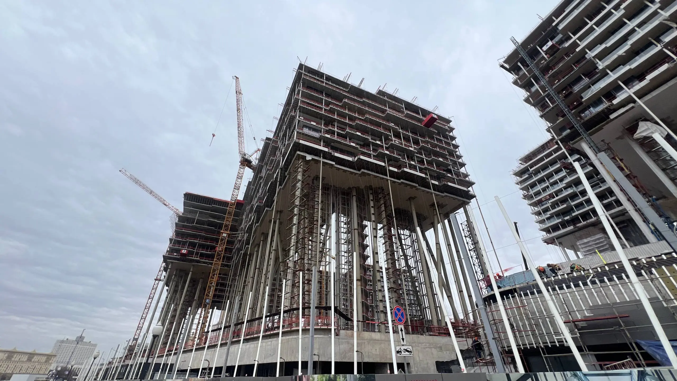 ⚪️ Строительство ЖК Бадаевский в Москве ⬜️
20 лет назад, в первый раз приехав в Москву из родного Новгорода 🛡 я запомнил, какими неустойчивыми кажутся 16-этажные панельки в районе Ясенево в сравнении ... | Сетка — социальная сеть от hh.ru