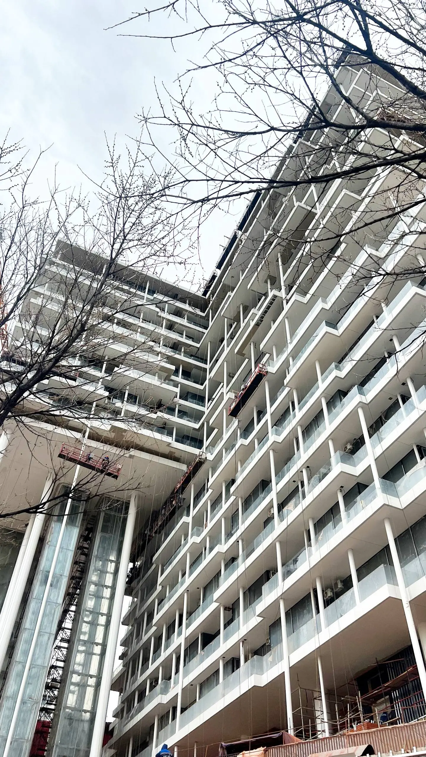⚪️ Строительство ЖК Бадаевский в Москве ⬜️
20 лет назад, в первый раз приехав в Москву из родного Новгорода 🛡 я запомнил, какими неустойчивыми кажутся 16-этажные панельки в районе Ясенево в сравнении ... | Сетка — социальная сеть от hh.ru