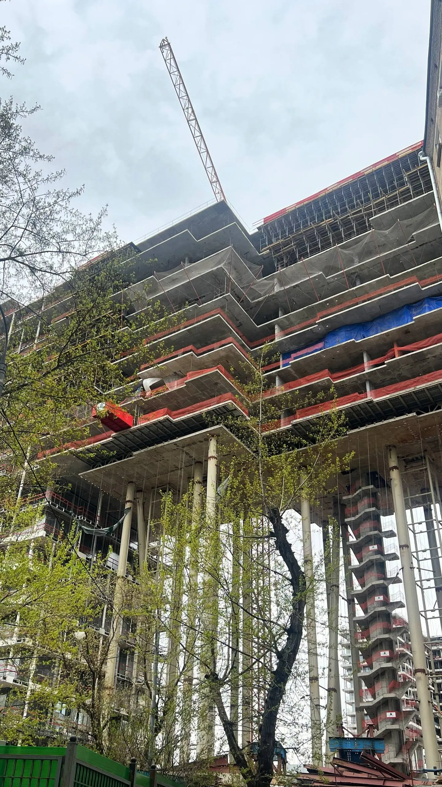 ⚪️ Строительство ЖК Бадаевский в Москве ⬜️
20 лет назад, в первый раз приехав в Москву из родного Новгорода 🛡 я запомнил, какими неустойчивыми кажутся 16-этажные панельки в районе Ясенево в сравнении ... | Сетка — социальная сеть от hh.ru