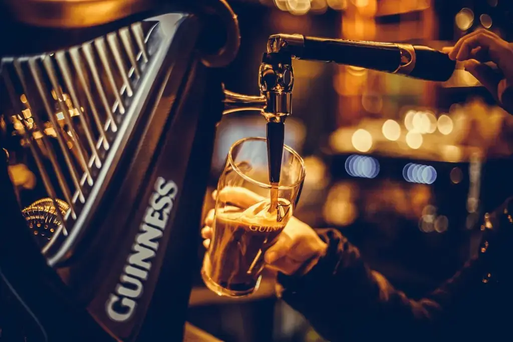 🍻 Как снизить цены на продукт во всей стране: ирландский лайфхак
Один из любителей пива взял да и снизил ценник на пенное во всей Ирландии с помощью ИИ | Сетка — социальная сеть от hh.ru