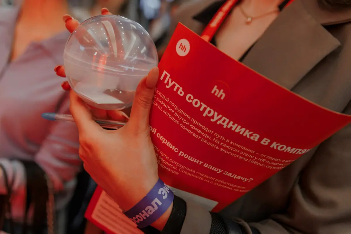 Два дня. Два форума.
Задачи hh.ru - всё такие же амбициозные.
Вчера - "Прибалтийская" и "Персонал Экспо".
Застроили стенд так, чтобы пространство само управляло вниманием и смыслами | Сетка — социальная сеть от hh.ru