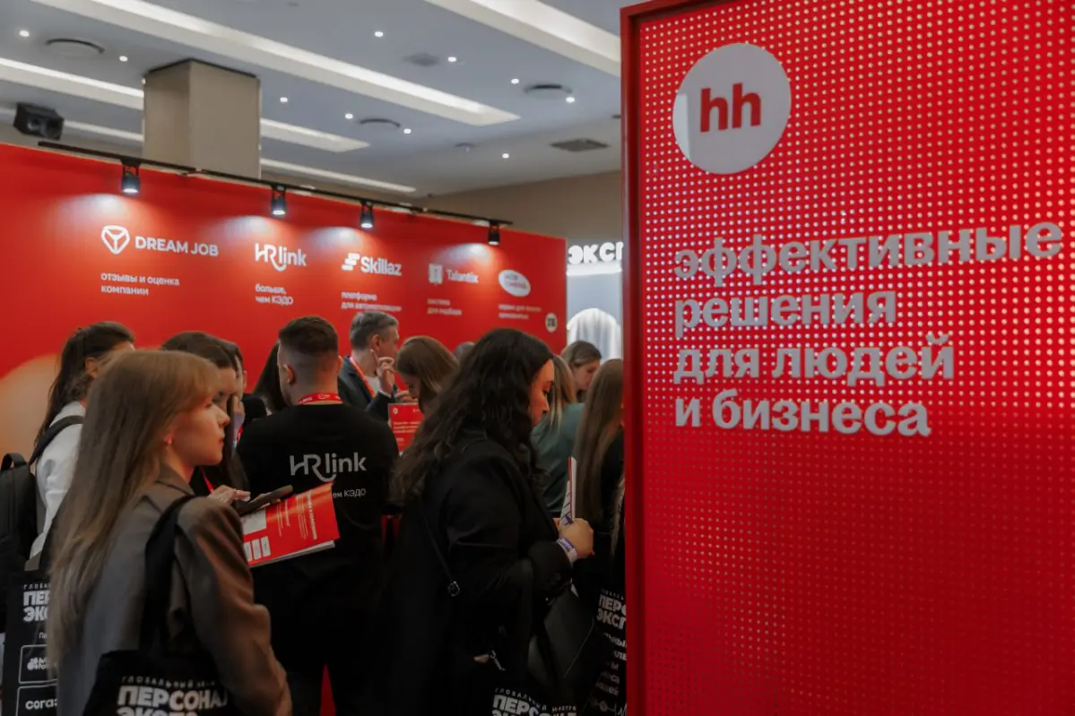 Два дня. Два форума.
Задачи hh.ru - всё такие же амбициозные.
Вчера - "Прибалтийская" и "Персонал Экспо".
Застроили стенд так, чтобы пространство само управляло вниманием и смыслами | Сетка — социальная сеть от hh.ru