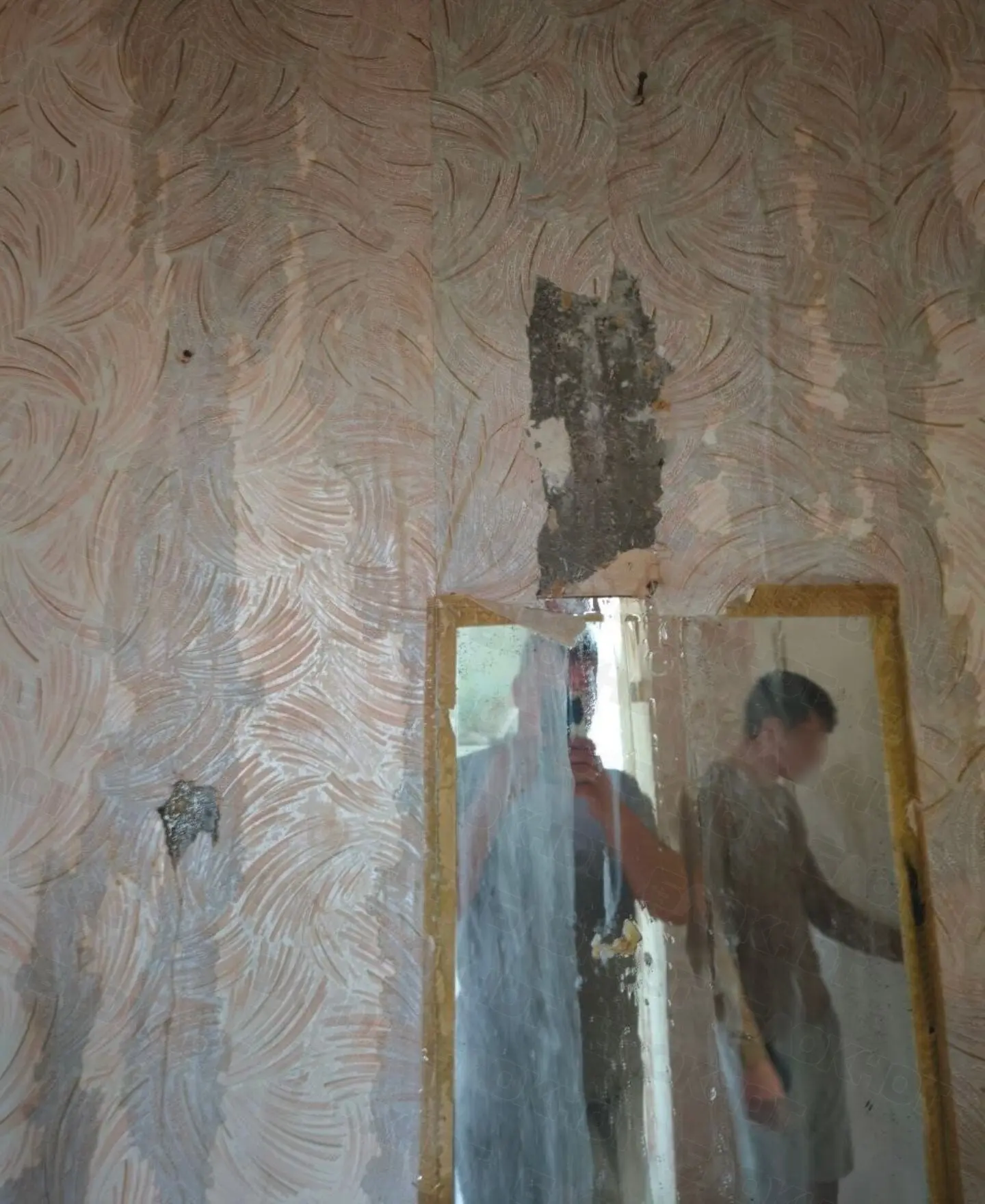 В Макеевке квартиры залило после первого же ливня из-за рабочих, которые разобрали крышу
по улице Малиновского, 52 квартиры затопило, в части подъездов сгорела проводка, а также не работает лифт | Сетка — социальная сеть от hh.ru